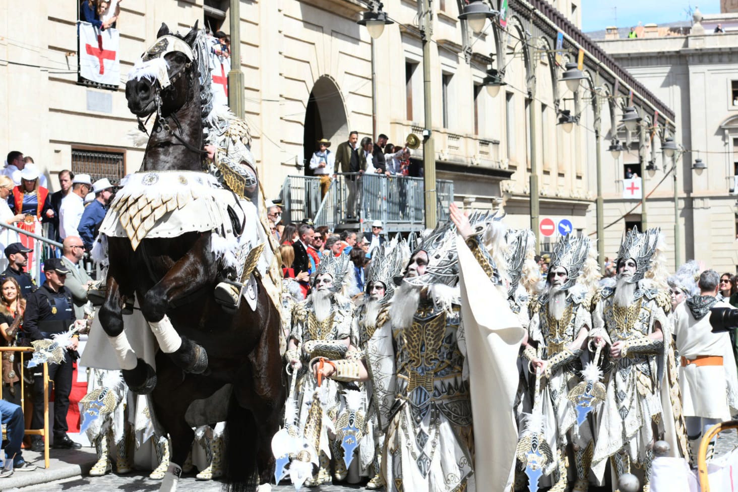 Los Alcodianos lucen su espectacular capitanía en la Entrada de Moros y Cristianos de Alcoi
