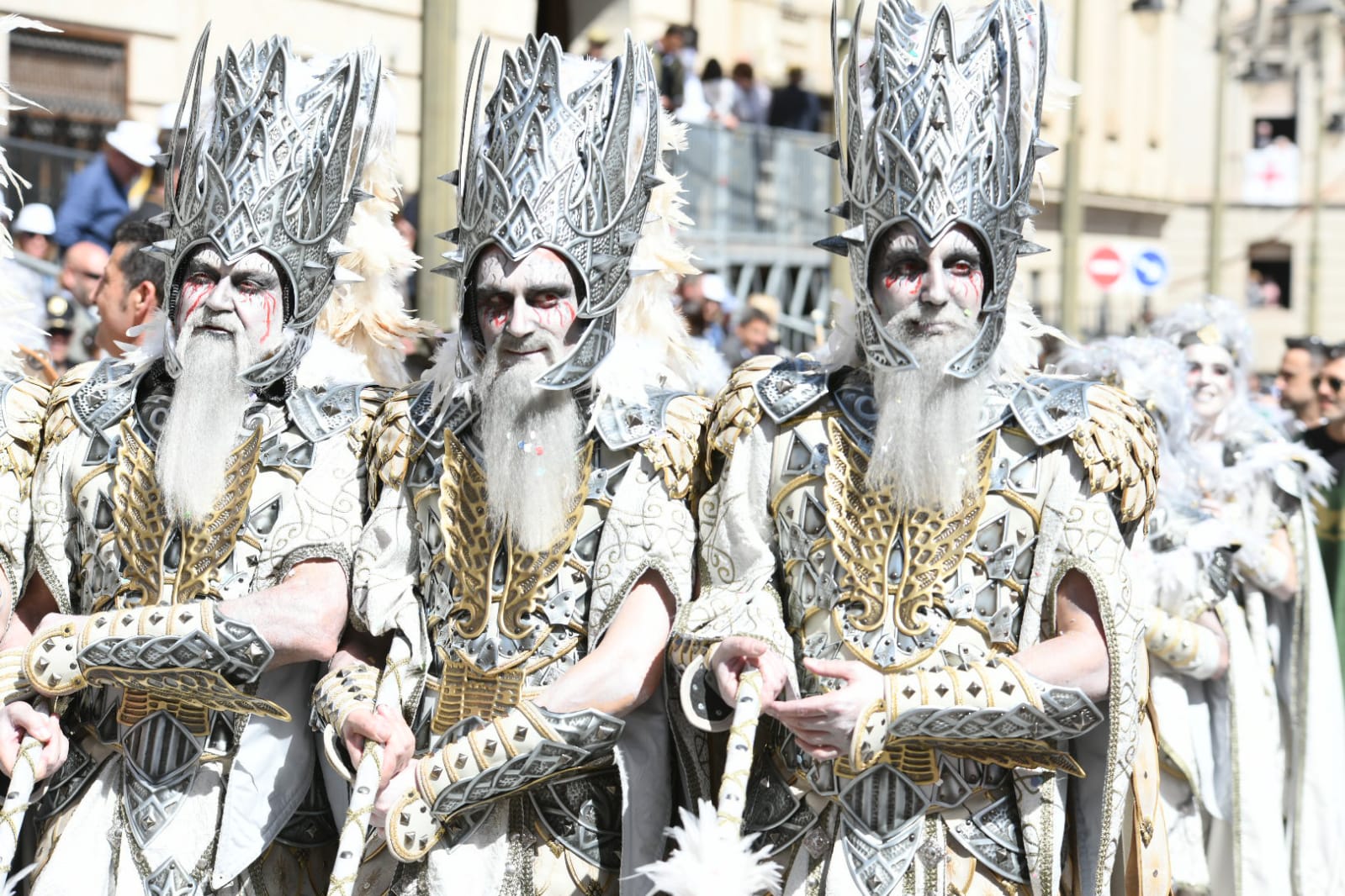 Los Alcodianos lucen su espectacular capitanía en la Entrada de Moros y Cristianos de Alcoi