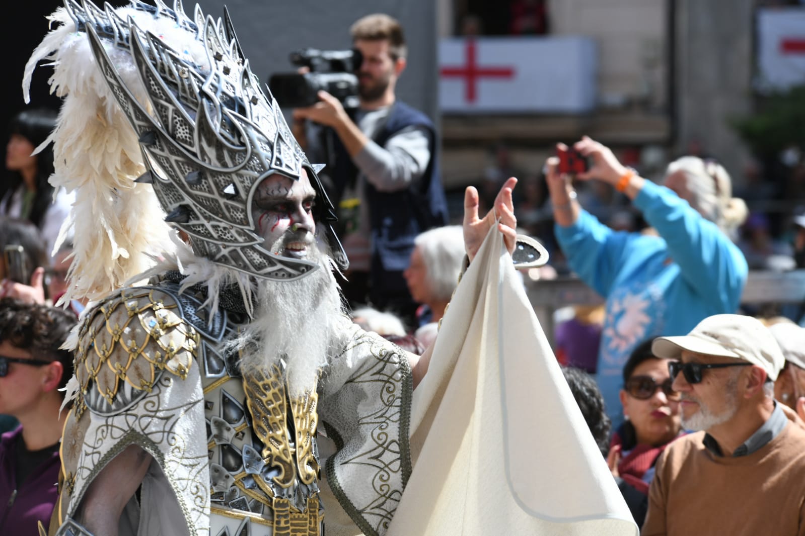 Los Alcodianos lucen su espectacular capitanía en la Entrada de Moros y Cristianos de Alcoi