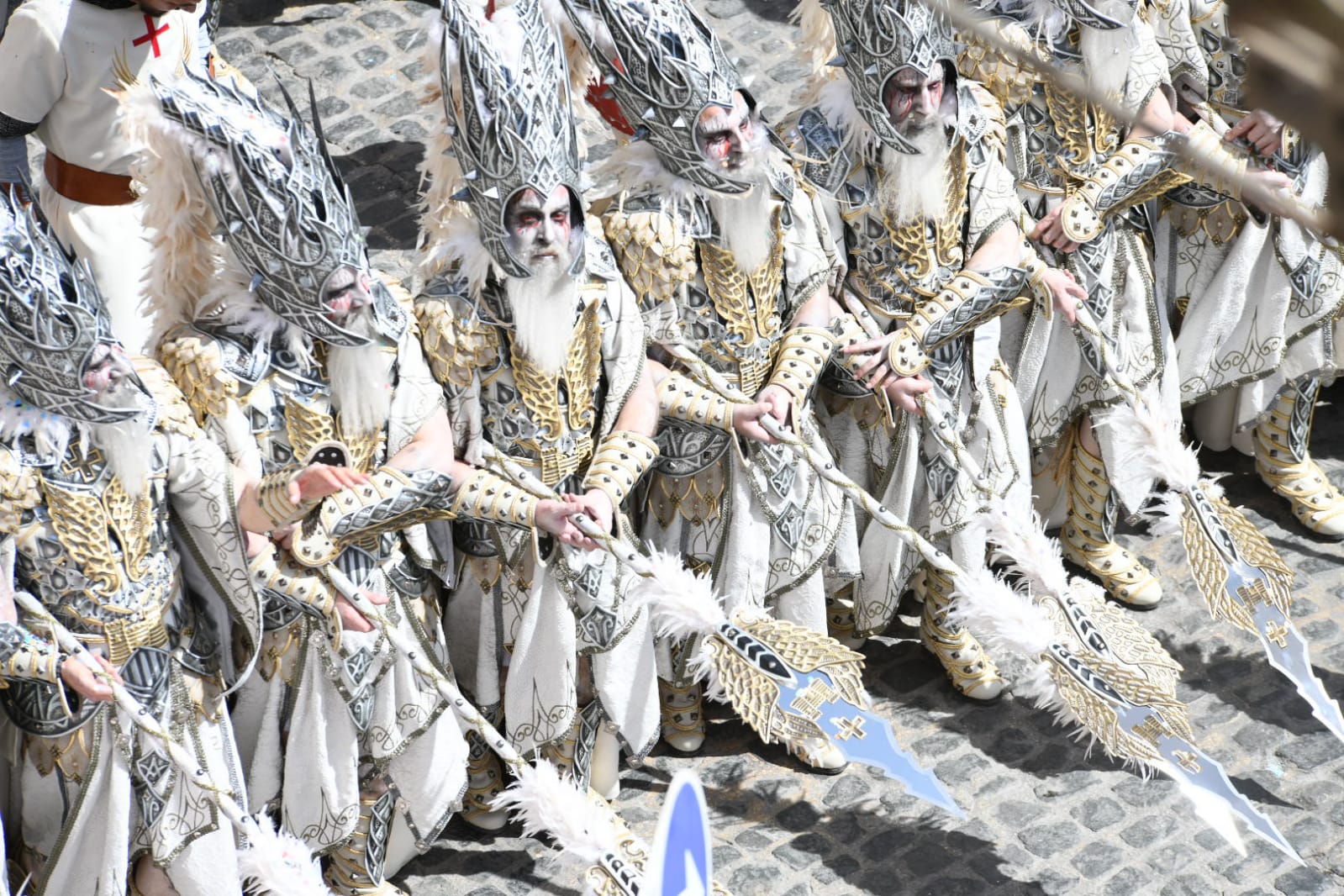 Los Alcodianos lucen su espectacular capitanía en la Entrada de Moros y Cristianos de Alcoi