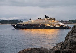 El crucero 'Evrima' de la compañía Ritz-Carlton en el Cantábrico.