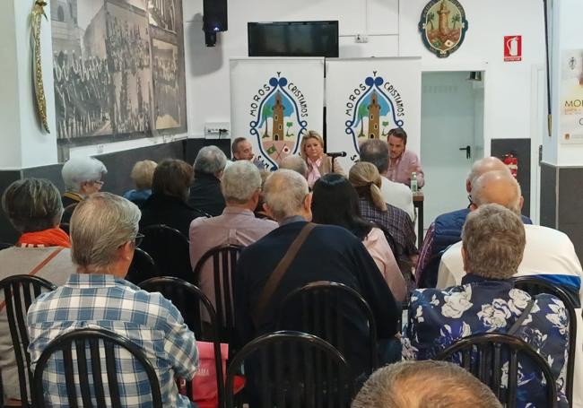 Reunión de Cristina García Garri con vecinos y comerciantes de San Blas.