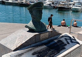 Busto de Archibald Dickson vandalizasdo en la zona del puerto de Alicante este domingo.