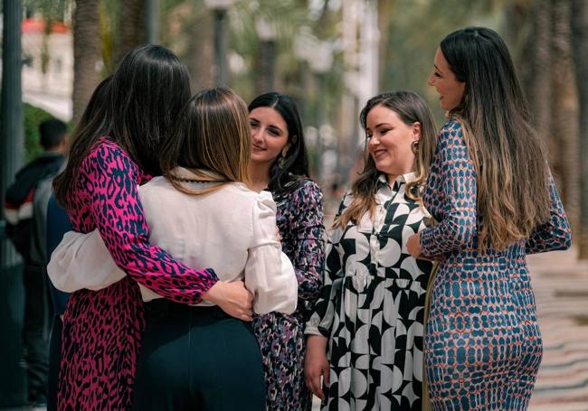 Dames d'honor de la bellea del foc durante la entrevista con TodoAlicante.