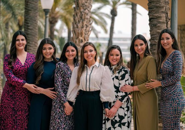 Alba Muñoz, bellea del foc de Alicante, y sus dames d'honor en la Explanada.