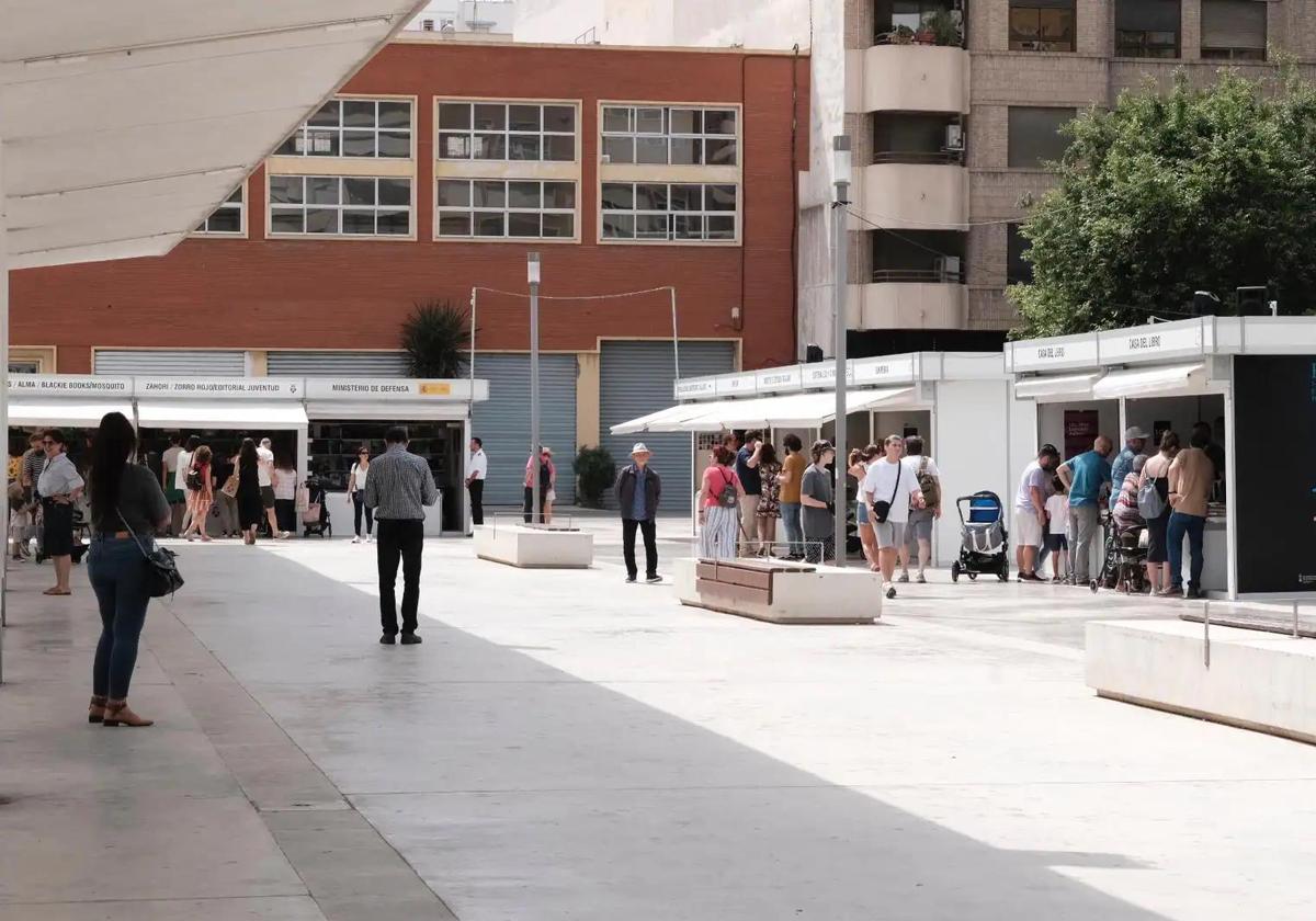 Casetas en la plaza Séneca por la Feria del Libro de Alicante.