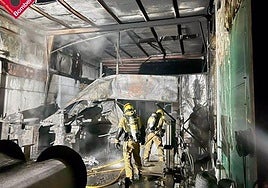 Bomberos actúan en el incendio de este lunes en Redován.