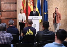 El presidente de la Generalitat, Carlos Mazón, con la consellera de Emergencias, Elisa Núñez, y el representante de los bomberos forestales presentan el acuerdo.