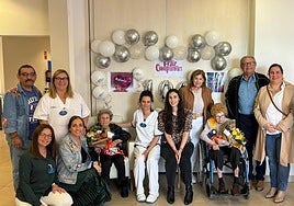 Ángeles y Rafaela, con el personal de la residencia donde viven y la concejal de Bienestar Social.