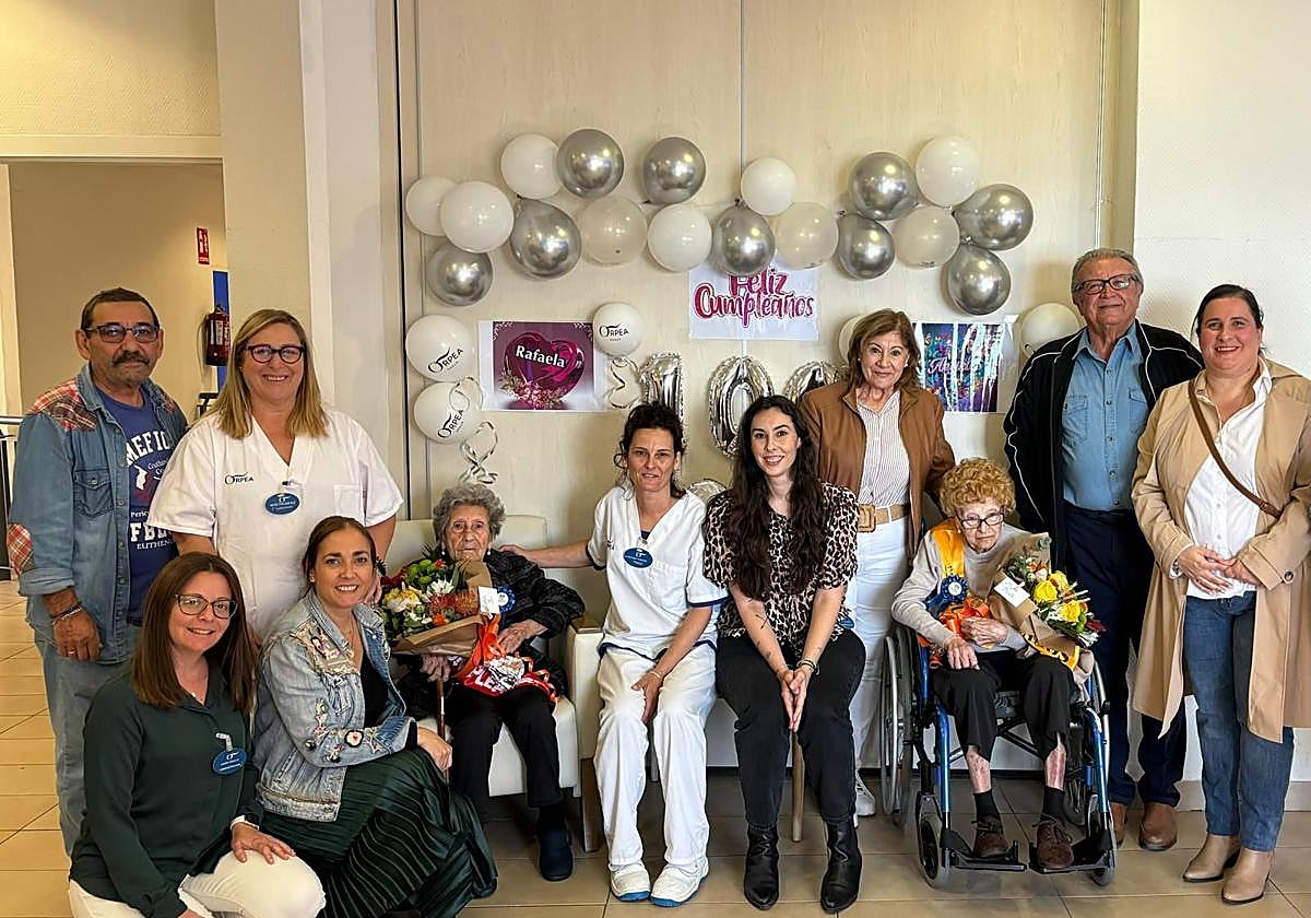 Ángeles y Rafaela, con el personal de la residencia donde viven y la concejal de Bienestar Social.