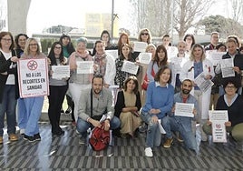 Trabajadores del Hospital de Dénia durante la protesta de este martes.