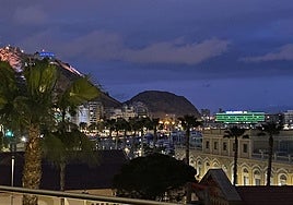 La noche cae sobre la ciudad de Alicante.
