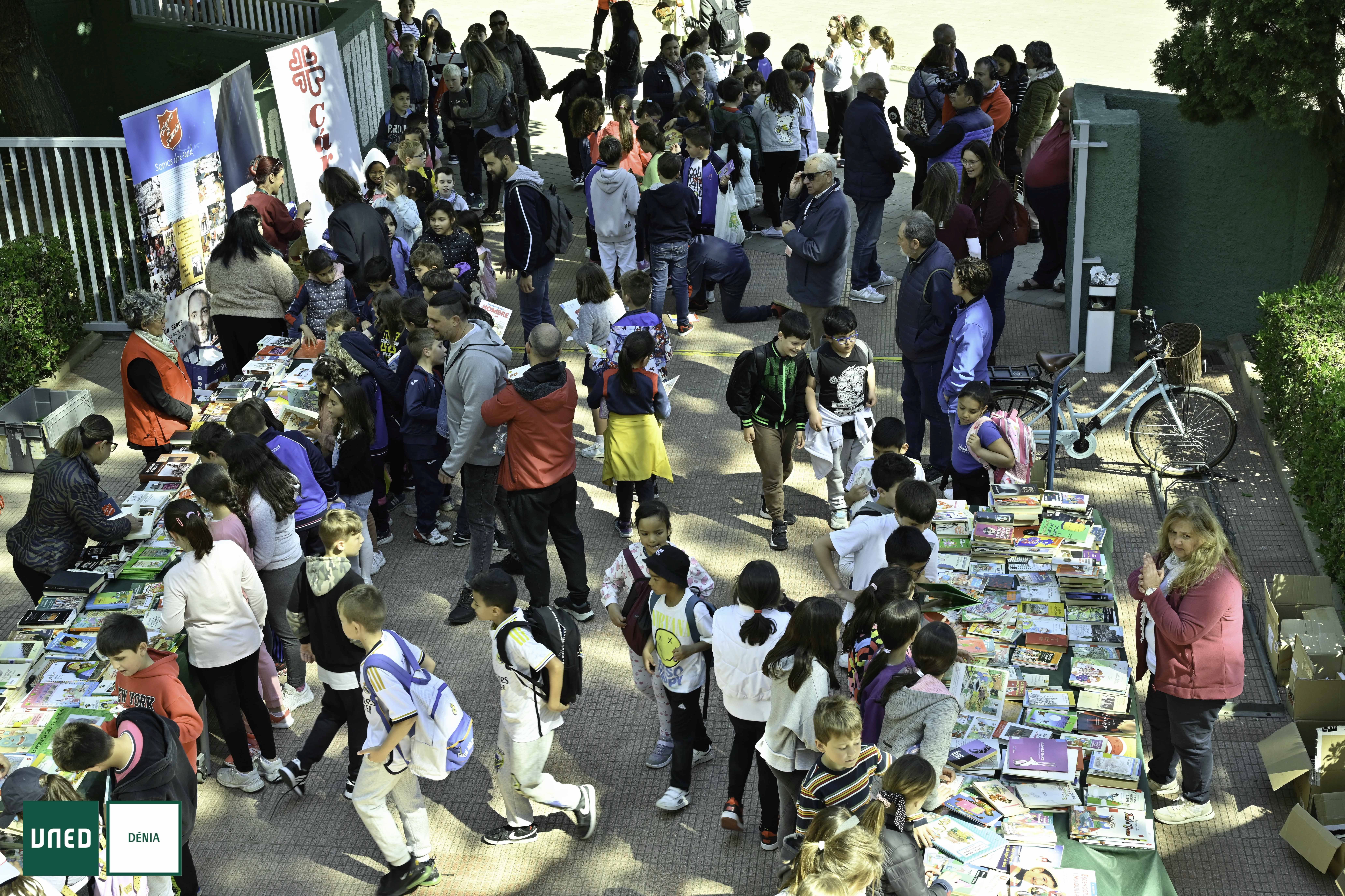 Imagen principal - Alta participación de la comunidad educativa y de la ciudadanía de Dénia en la campaña solidaria &#039;1 libro x 1 kilo&#039;