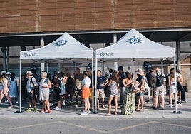 Cruceristas esperando las lanzaderas en la terminal.