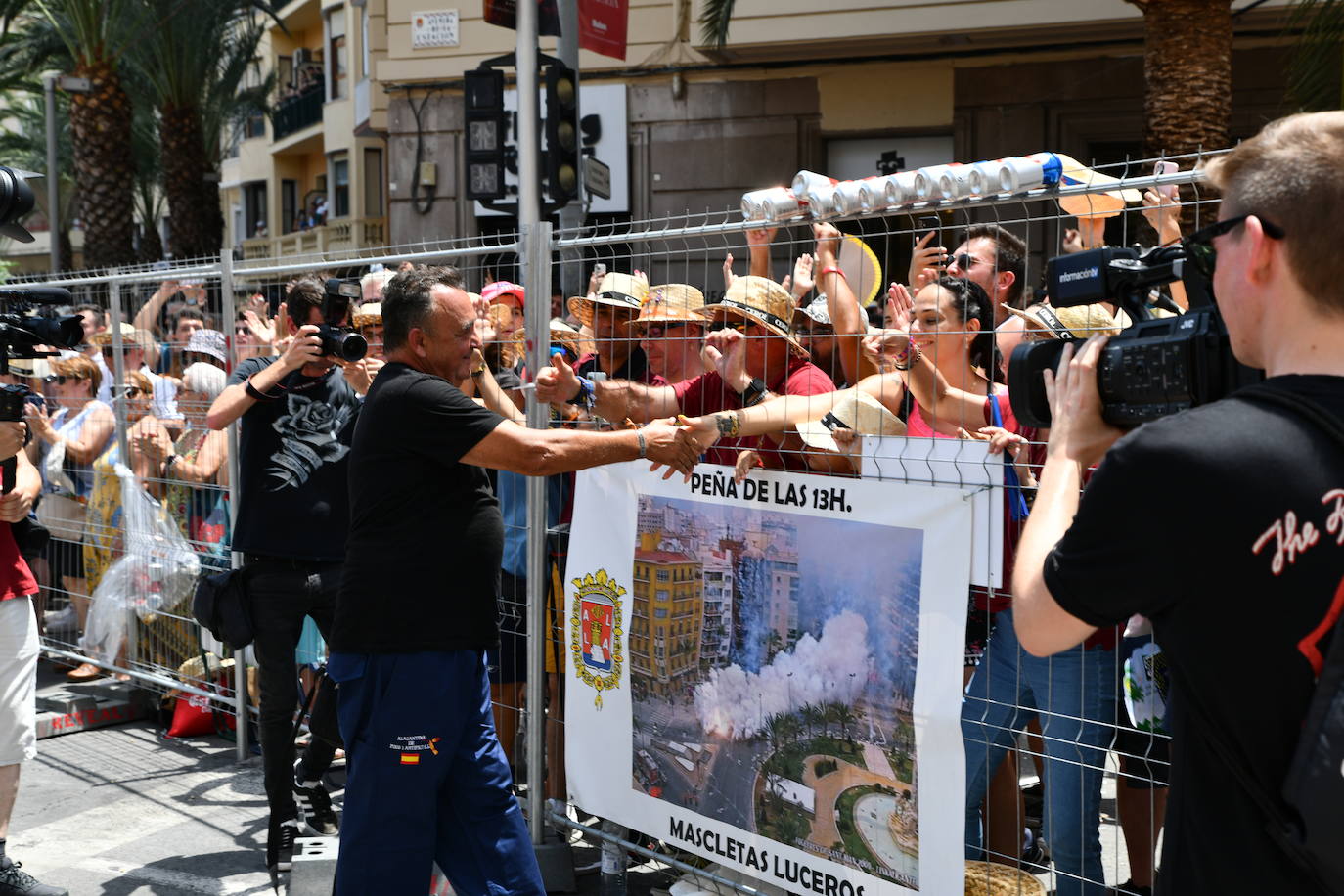 El pirotécnico saluda al público en la mascletà de Luceros de las Hogueras 2024.