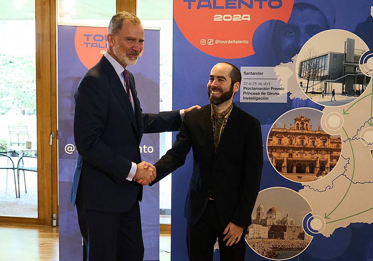 El investigador alicantino saluda al Rey Felipe VI en el acto de entrega del Premio Princesa de Girona.