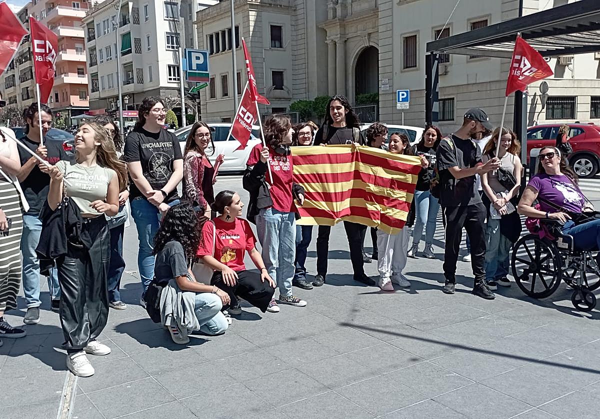 Estudiantes en plena manifestación este jueves en Alicante.