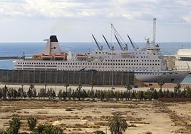 El buque 'Moby Dada', más conocido como 'Piolín', en el puerto de Alicante.