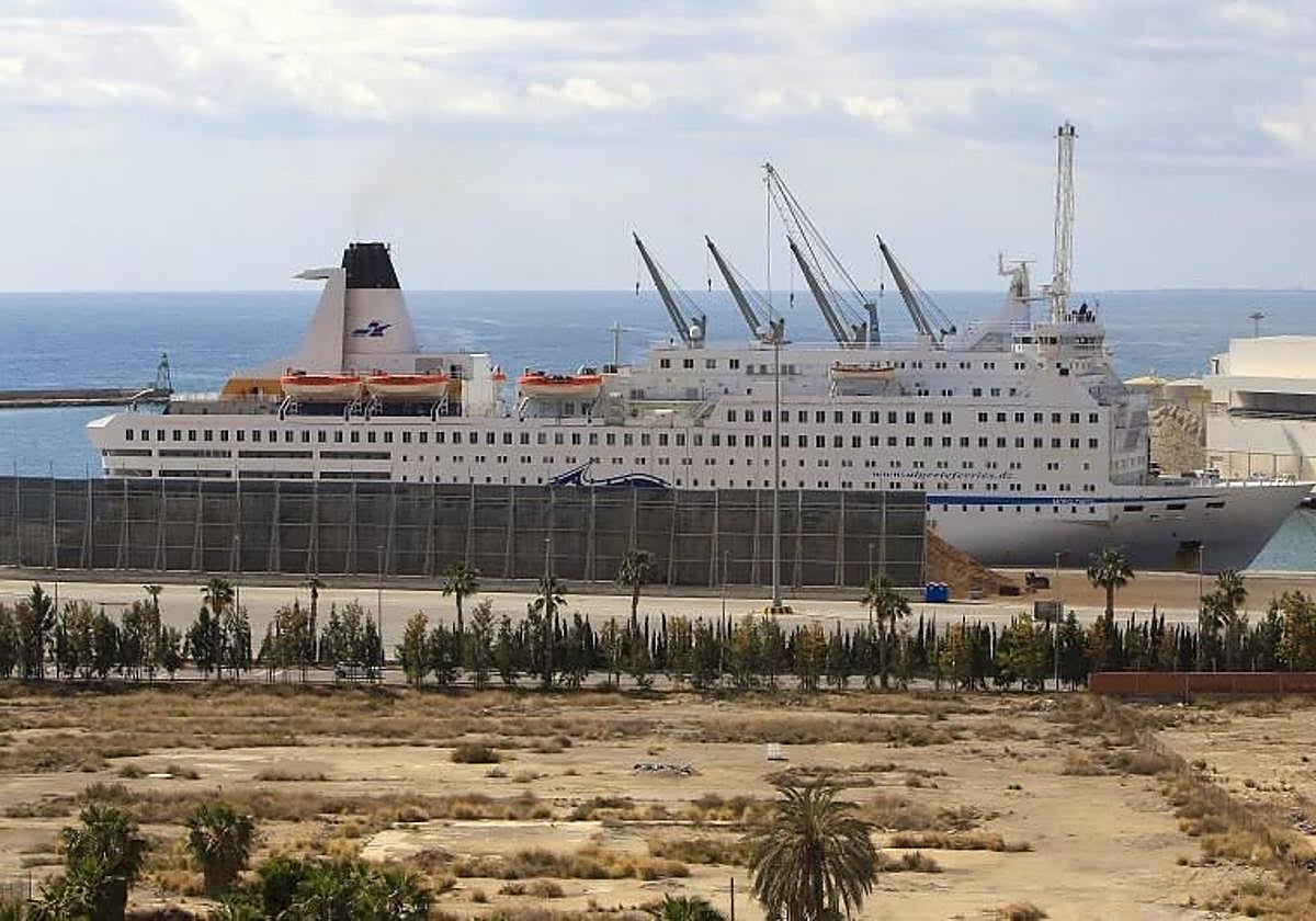 El buque 'Moby Dada', más conocido como 'Piolín', en el puerto de Alicante.