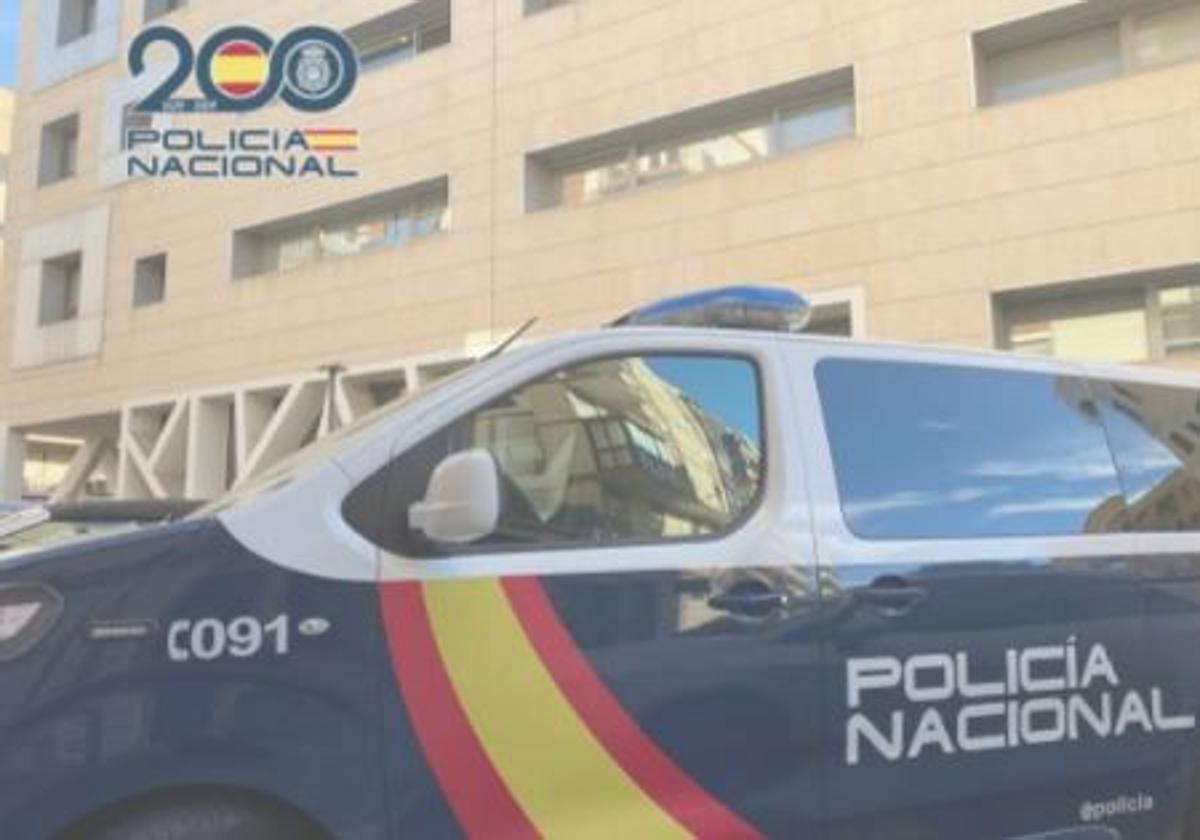 Vehículo de Policía delante de la comisaría.