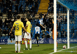 Agustín Coscia celebra el empate ante el Badalona en el Rico Pérez.