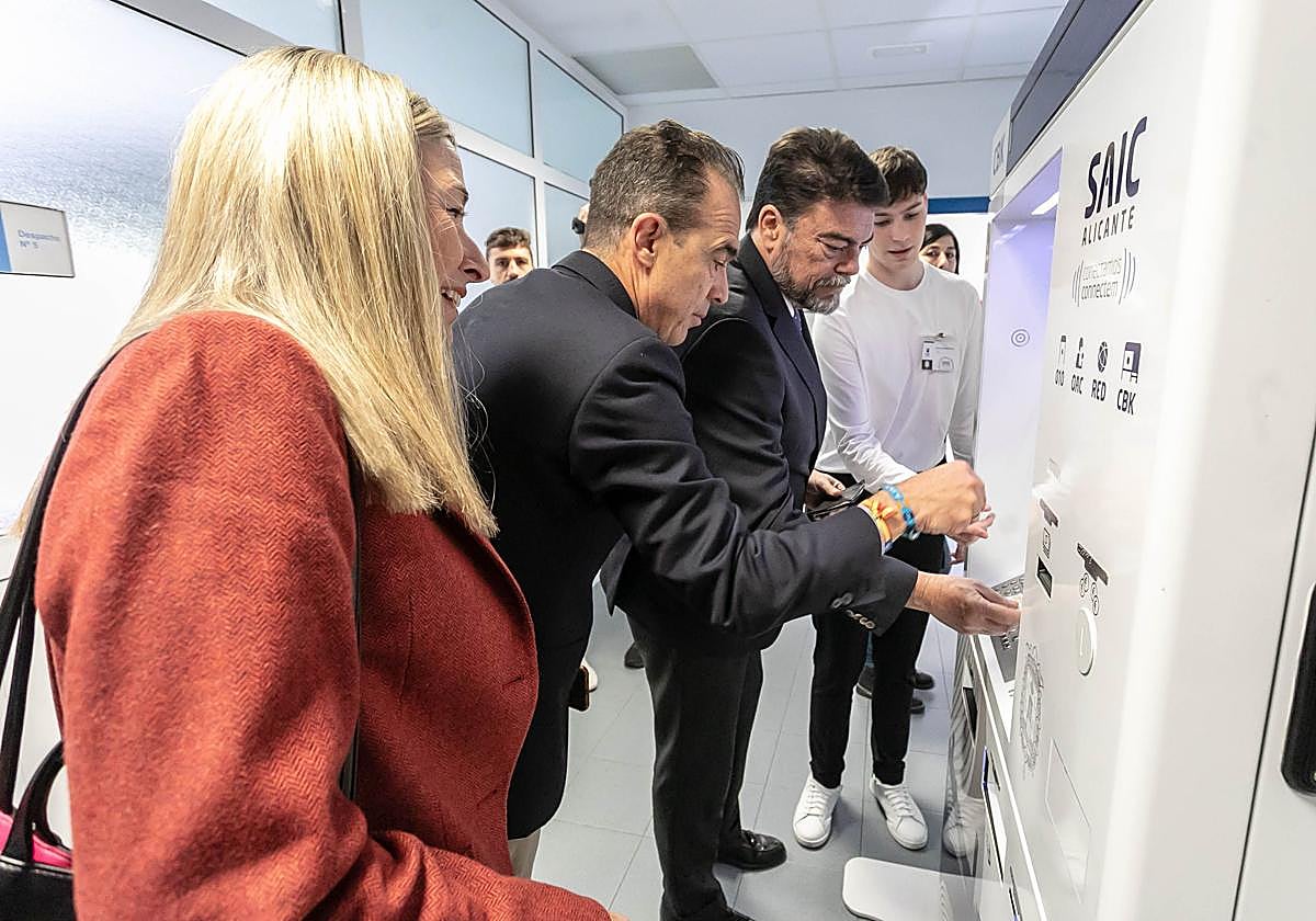 El alcalde, Luis Barcala, usa uno de los kioscos digitales para información y trámites municipales, junto con el concejal de Nuevas Tecnologías, Antonio Peral, y la de Atención Ciudadana, Lidia López.