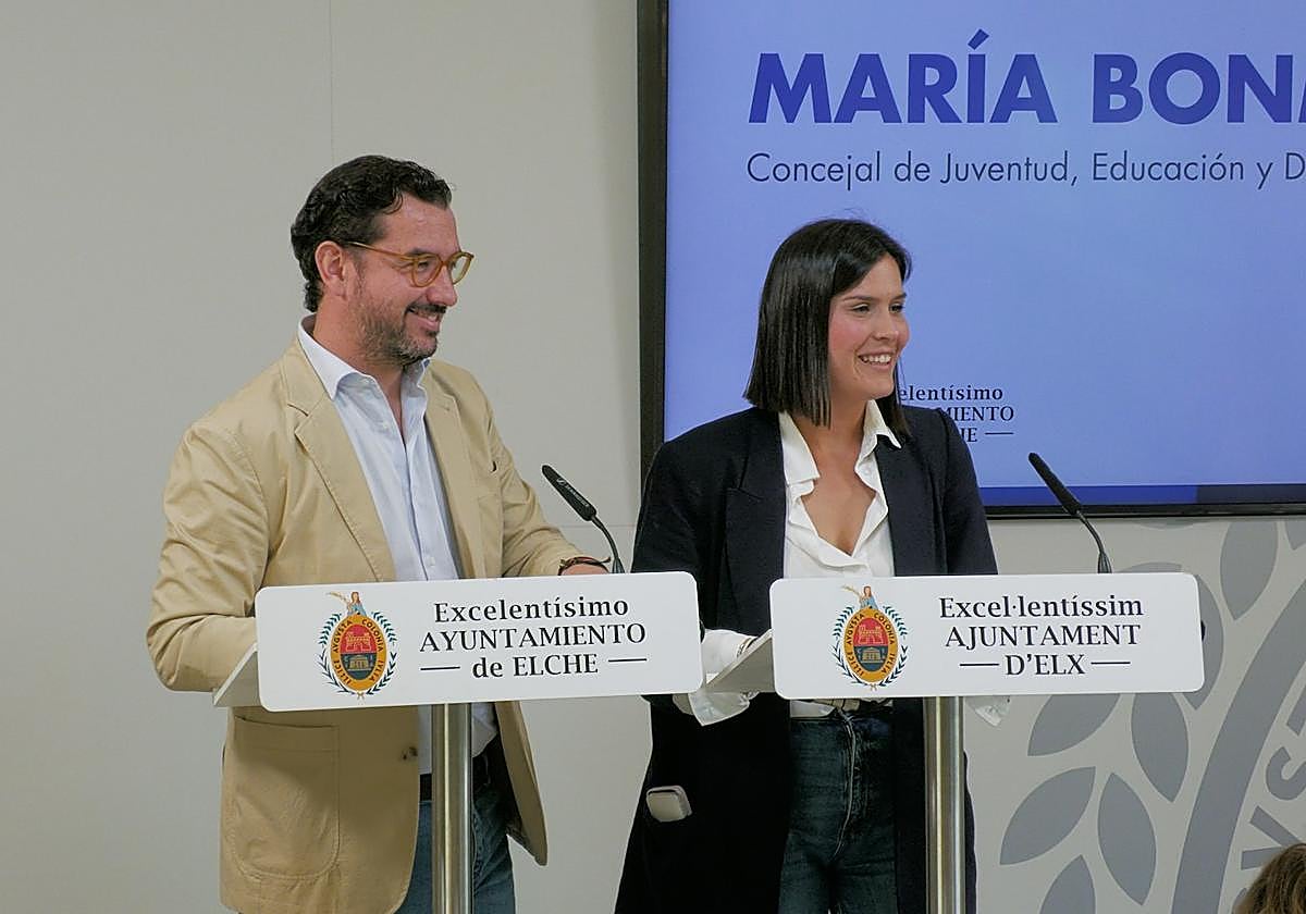 El concejal de Fondos Europeos, Claudio Guilabert, y la de Educación, María Bonmatí, explican el proyecto piloto de reforma de patios escolares.