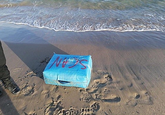 El fardo de droga localizado en la playa de El Campello.