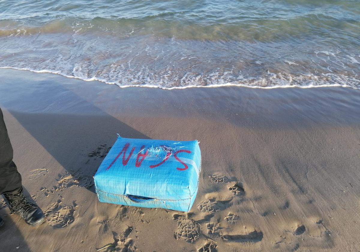 El fardo de droga localizado en la playa de El Campello.