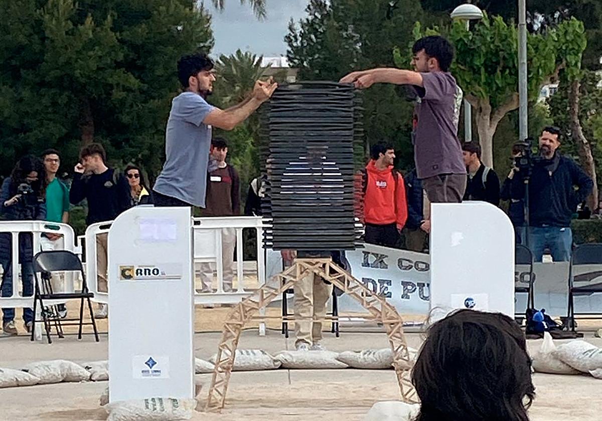 Los estudiantes responsables del proyecto cursan el Grado en Ingeniería Mecánica