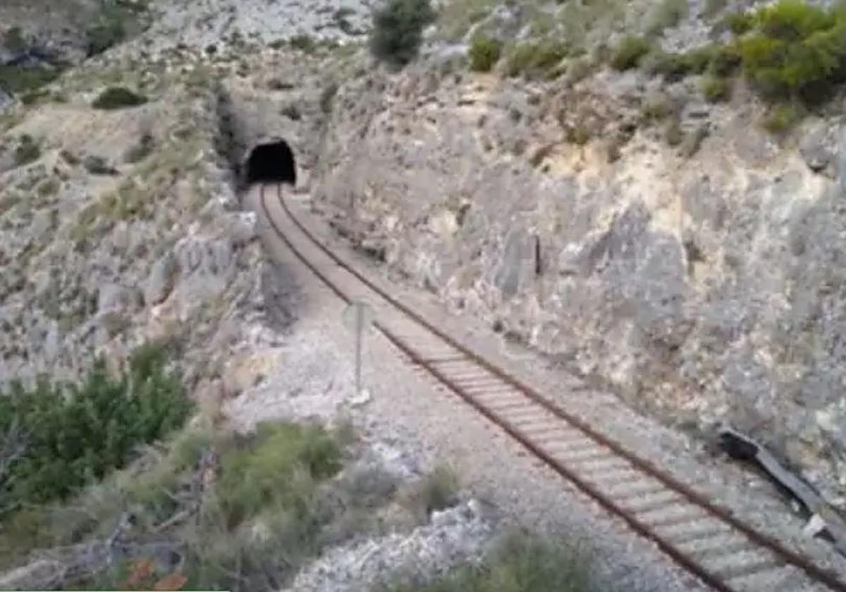 Un tramo de la vía de la línea Xàtiva-Alcoi.