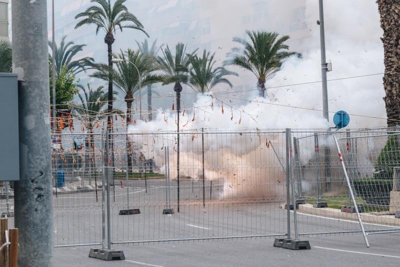 Imagen principal - Guía segura para llegar a la mascletà de las Hogueras de Alicante de este domingo
