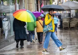Personas con los paraguas bajo la lluvia.