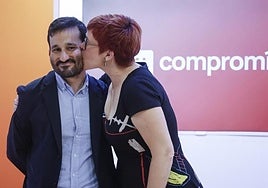 Águeda Micó besa a Vicent Marzà, número 3 de Sumar al Parlamento Europeo, en imagen de archivo.