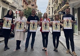 La concejal de Comercio, Lidia López, con comerciantes de la calle Quintana.