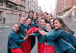 Las belleas del foc y sus damas de honor desafían a la lluvia en la mascletà del barrio del Pla.