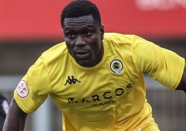 Marcos Mendes celebra el tanto de la victoria del Hércules en Vic.