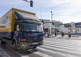 Camión circulando por la Avenida de Elche.