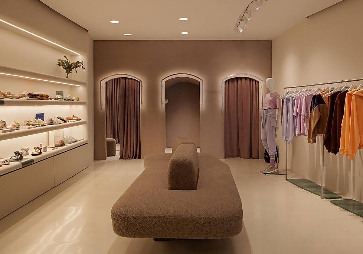 Imagen principal - Tiendas y zapatillas de la marca.