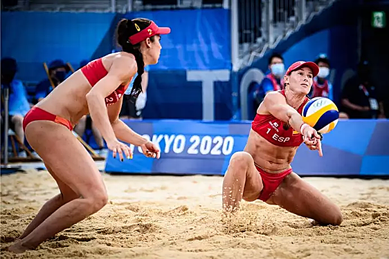 Dos jugadoras de vóley playa.