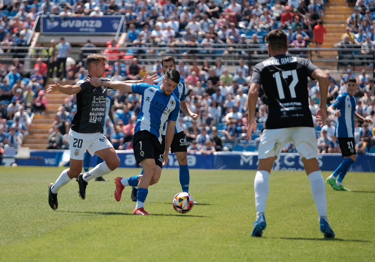 Alvarito trata de marcharse de un jugador de la Peña Deportiva.