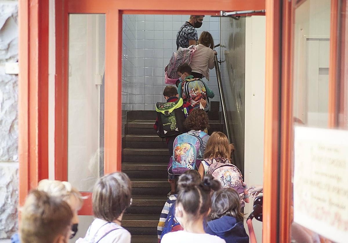 Menores accediendo a un colegio.