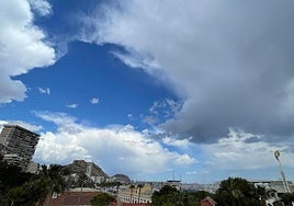 La nube que ha bañado Alicante en apenas unos minutos.