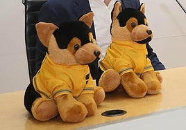 El peluche representa un perro pastor belga.