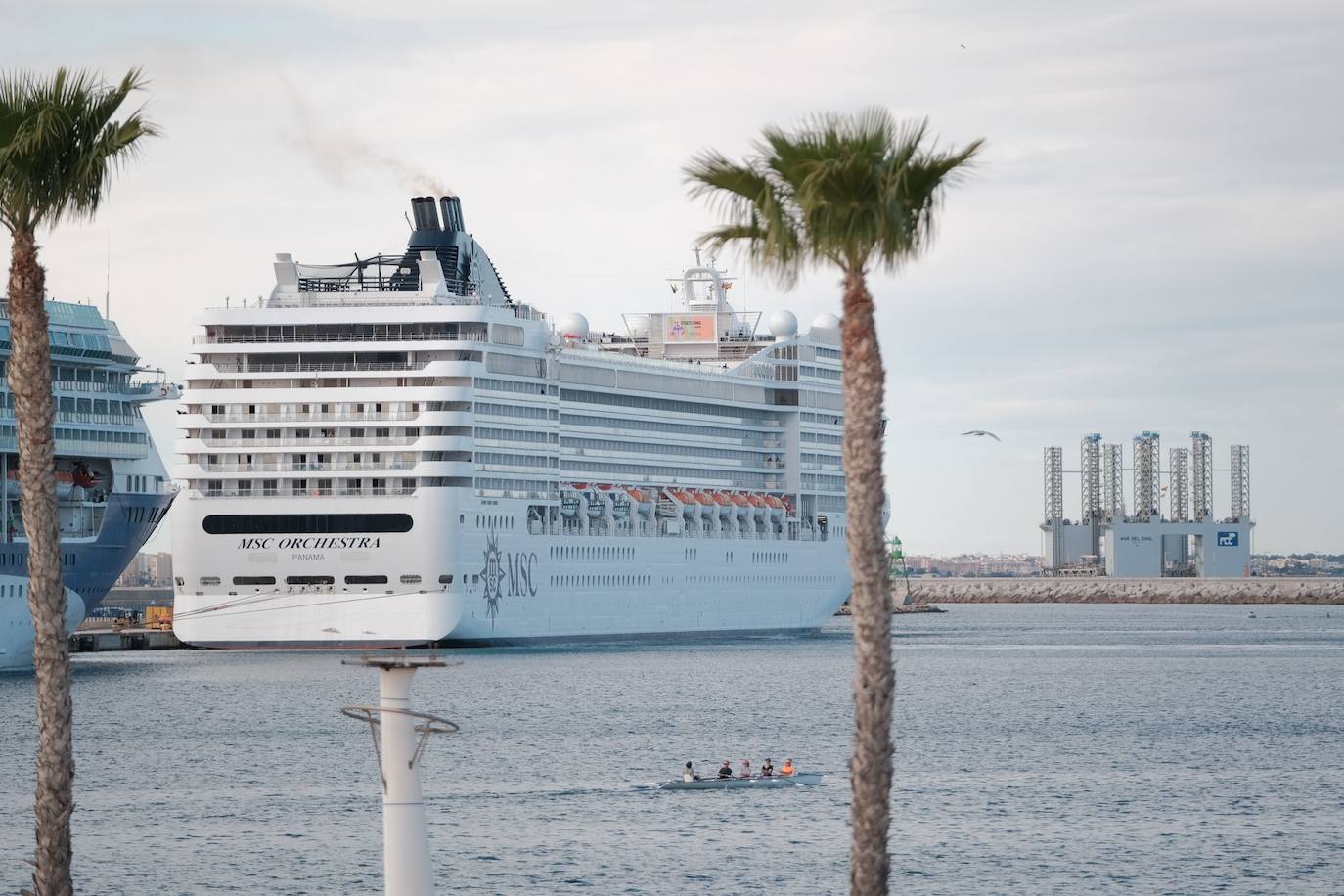 Miles de cruceristas recorren el centro de Alicante
