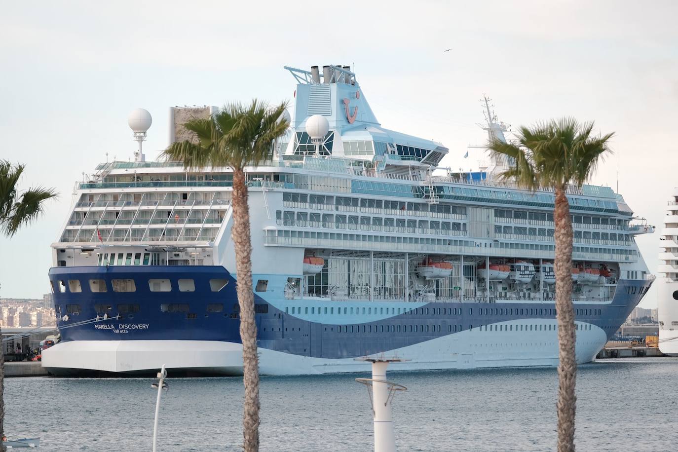 Miles de cruceristas recorren el centro de Alicante