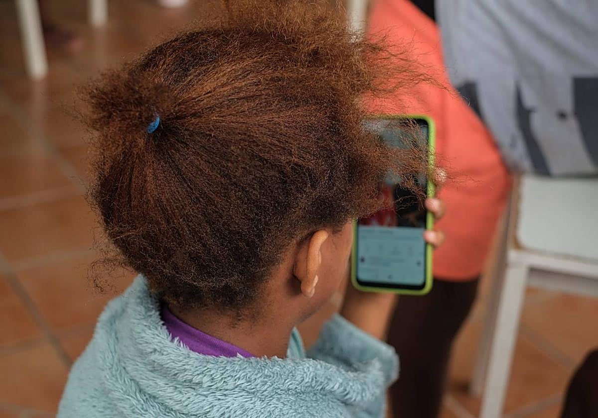 Menor haciendo uso de un teléfono móvil.