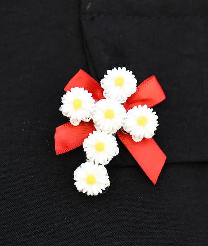 Imagen secundaria 2 - María José Tarancón y su perrita Carmen junto a las Cruces de Mayo que elabora en forma de broche.