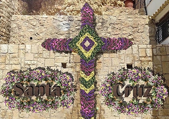 Cruz de flores instalada entre las calles San Antonio y San Rafael.