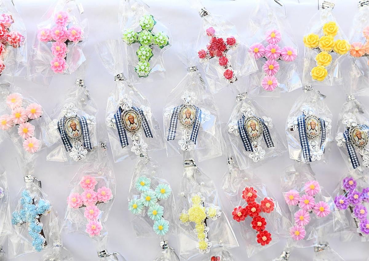 Imagen secundaria 1 - María José Tarancón y su perrita Carmen junto a las Cruces de Mayo que elabora en forma de broche.